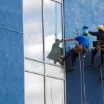 Co wyróżnia usługi mycia okien na wysokościach od tradycyjnych metod?