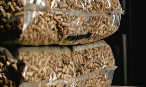 Ekogroszek czy drewno: które paliwo wybrać do kotła 5 klasy?