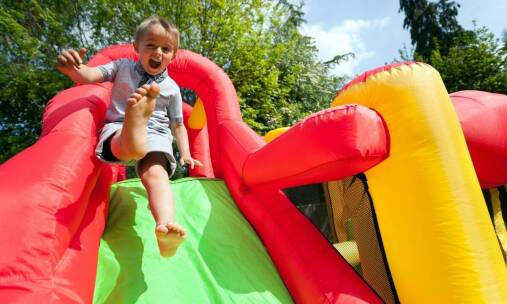 Jak zorganizować przestrzeń na imprezie z zjeżdżalniami dmuchanymi?