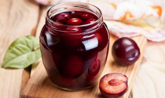 Domowy kompot z jabłek i śliwek – Od Sadu Do Stołu