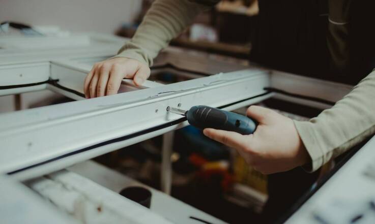 Jak prawidłowo zamontować drzwi przesuwne, aby zapewnić ich trwałość?