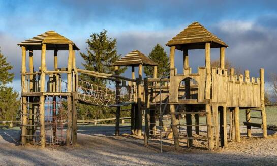 Jakie są zalety stosowania cynkowania ogniowego w produkcji placów zabaw?