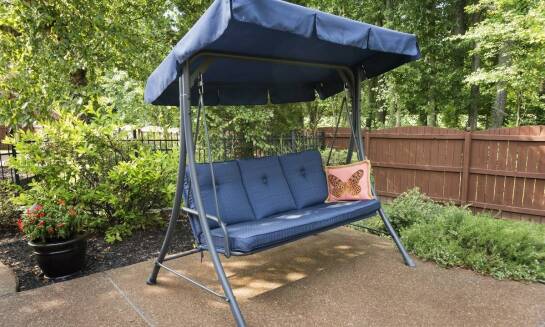 Rola certyfikowanego drewna w produkcji huśtawek ogrodowych