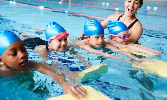 Rola instruktora w budowaniu pewności siebie podczas nauki pływania dla dorosłych