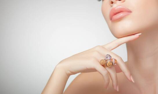 Jakie kamienie naturalne dominują w nowoczesnych projektach biżuterii?