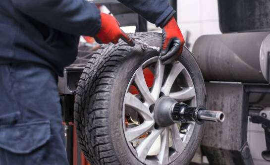 Sezonowa wymiana opon - dlaczego warto zaufać profesjonalistom?