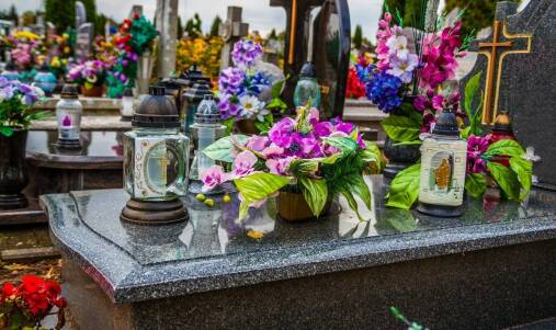 Jakie usługi oferują firmy w zakresie odświeżania napisów na nagrobkach?