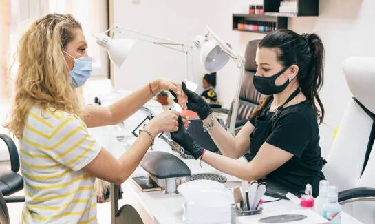 Nowoczesne techniki zdobienia paznokci w salonach kosmetycznych