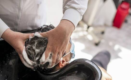 Jakie zabiegi regeneracyjne są polecane w salonach fryzjerskich? Fryzjer Zakopane odpowiada