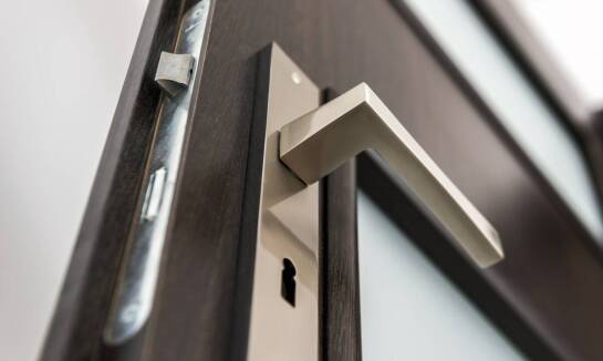 Drzwi drewniane a ekologia - jakie korzyści niesie ich wybór?