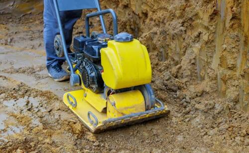 Wpływ wynajmu zagęszczarek na jakość przygotowania terenu