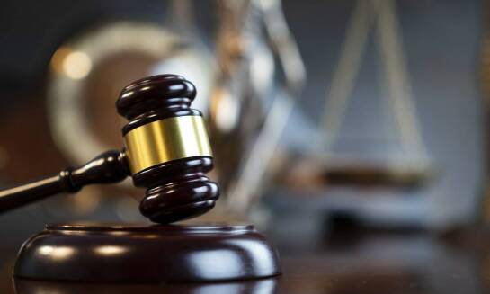 Jak komornik realizuje orzeczenia sądowe dotyczące roszczeń pieniężnych?