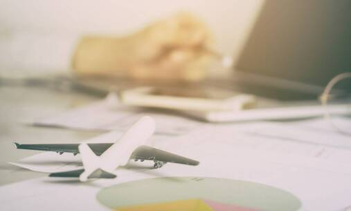 Jakie są ograniczenia i wyłączenia w standardowych polisach turystycznych?