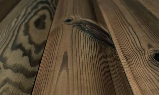 Porównanie odcieni desek opalanych w kontekście estetyki elewacji