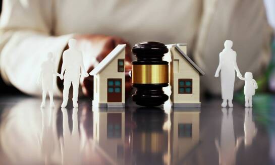 W jaki sposób komornik sądowy może przeprowadzić sprzedaż nieruchomości?