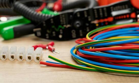 Wybór odpowiednich materiałów elektrycznych do projektów przemysłowych
