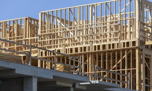 Jak prefabrykacja wiązarów dachowych wpływa na minimalizację odpadów budowlanych?