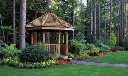 Zalety drewnianych wiat jako schronienia dla akcesoriów ogrodowych