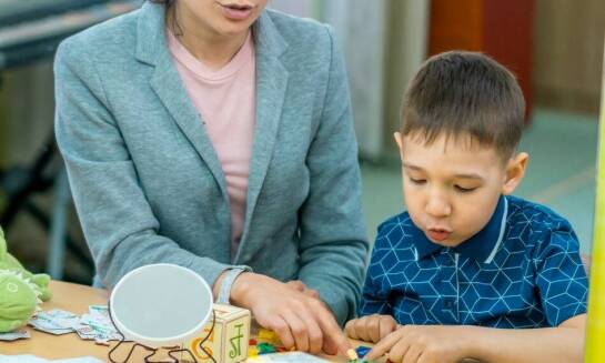 Jakie techniki stosowane są w terapii pedagogicznej dla dzieci z Zespołem Aspergera?