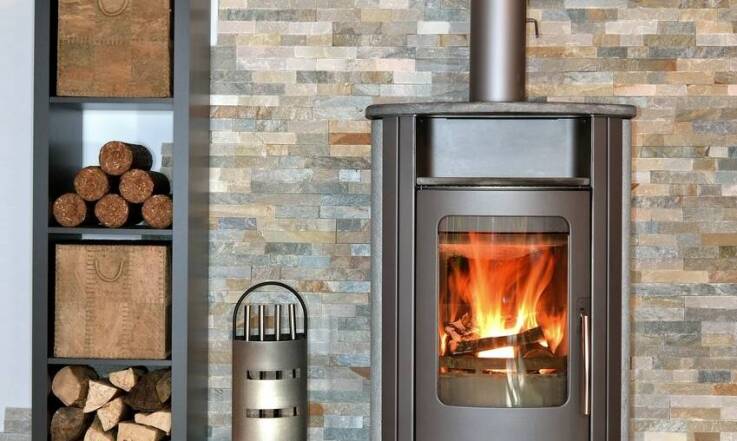 Porównanie efektywności kominków na pellet i drewno