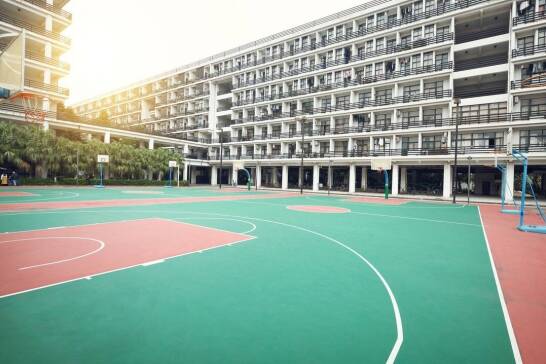 Zastosowanie płyt warstwowych w budowie obiektów sportowych i rekreacyjnych