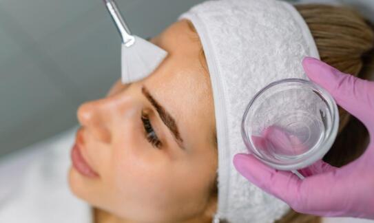 Azelaic Peel – jak działa na przebarwienia i trądzik?