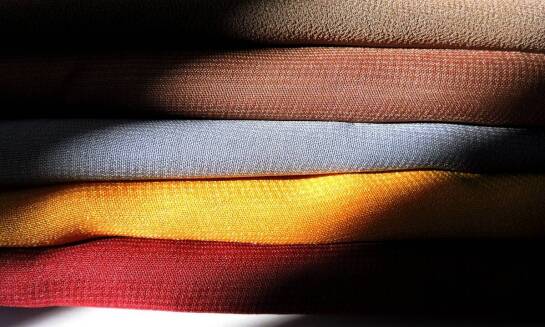 Zasłony z tkanin technicznych – korzyści i zastosowania