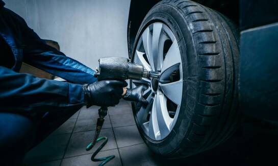 Maszyny do zmiany opon: jakie funkcje zwiększają ich efektywność?