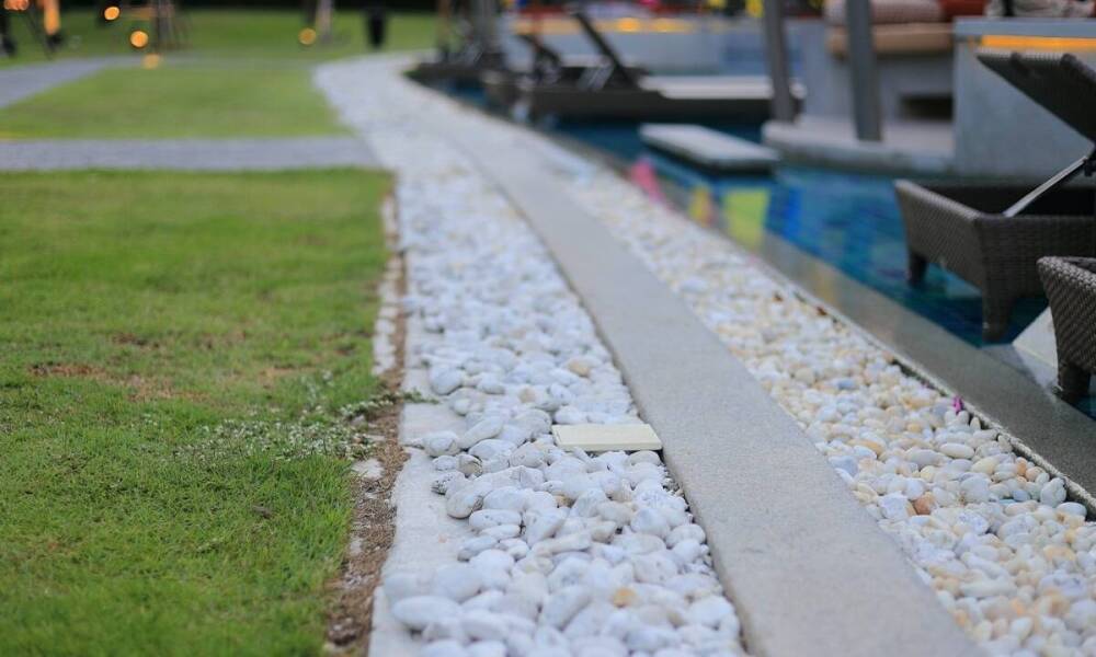 Zastosowanie obrzeży betonowych w projektach z kostką tarasową