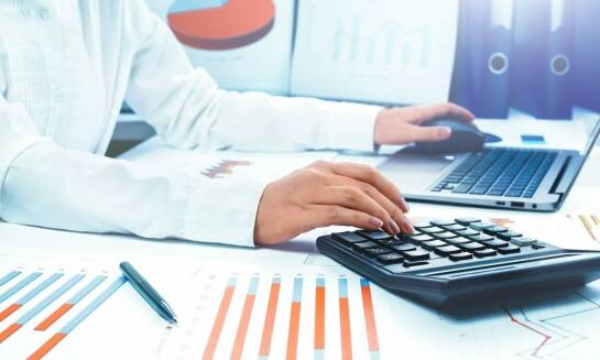 W jaki sposób księgowa pomaga w ewidencji urlopów i czasu pracy pracowników?