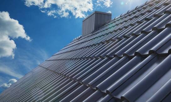 Jakie czynniki należy uwzględnić przy projektowaniu dachów dla budynków wielorodzinnych?