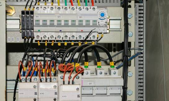 Bezpieczeństwo instalacji niskiego napięcia dzięki odpowiednim wskaźnikom