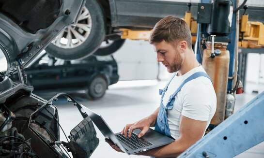 Testowanie silników z mechanikiem Marki: precyzyjna diagnostyka i naprawa