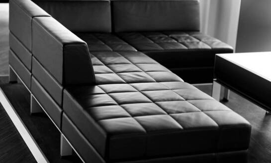 Przewaga skórzanych narożników z funkcją spania nad tradycyjnymi sofami