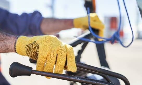 Jakie są kluczowe aspekty bezpieczeństwa podczas wymiany szyb w pojazdach ciężarowych?