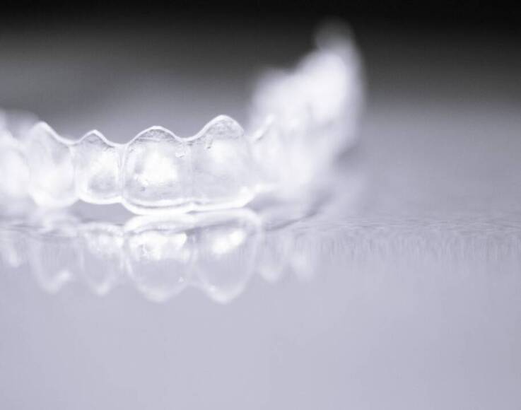 Jakie są zalety stosowania przezroczystych nakładek w leczeniu ortodontycznym?