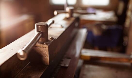 Zastosowanie nowoczesnych mas do uzupełniania ubytków w drzwiach