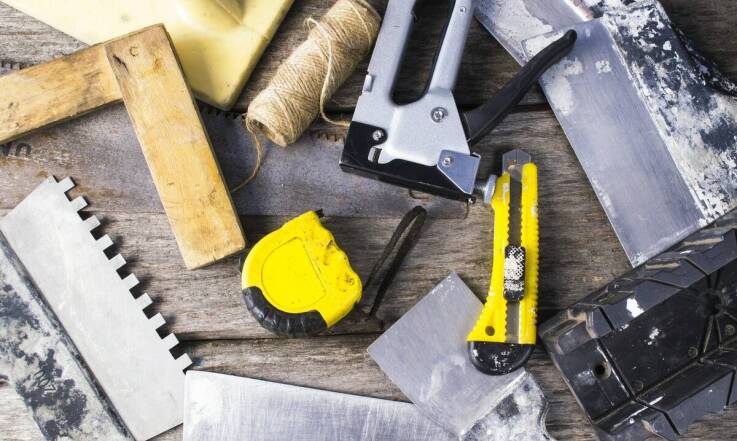 Jakie akcesoria ułatwiają montaż wykładzin podłogowych?