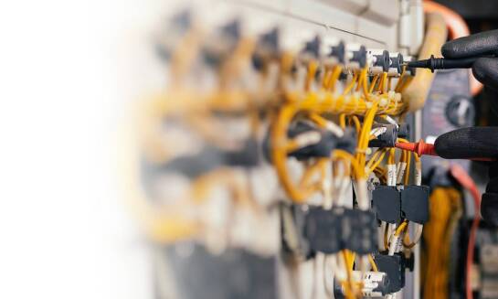 Jakie są etapy montażu tras kablowych w obiektach przemysłowych?