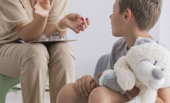 Korzyści z wizyt u psychologa dziecięcego dla dzieci w wieku szkolnym