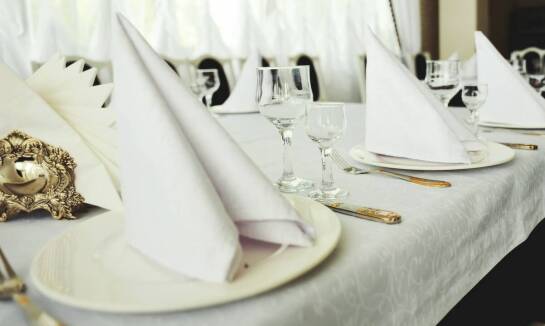 Innowacyjne wzory dużych obrusów dla nowoczesnych restauracji