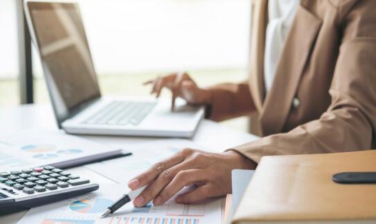 Pełna księgowość a efektywne monitorowanie przepływów pieniężnych firmy