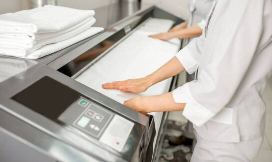 Pranie odzieży służbowej w pralni Bielsko Biała – komfort dla pracowników