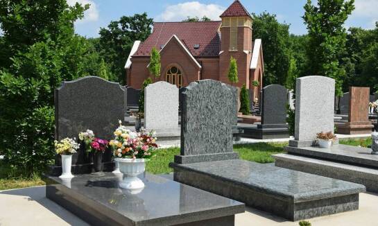 Ceny nagrobków kompozytowych: co warto wiedzieć przed zakupem?