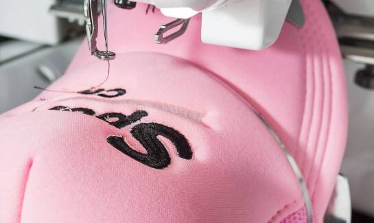 Porównanie technik personalizacji odzieży: przewaga haftu komputerowego dla biznesu