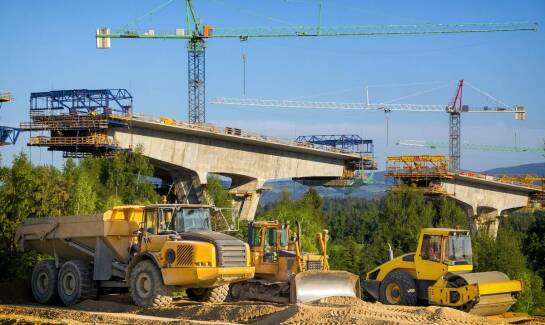 Znaczenie wynajmu profesjonalnych maszyn przy budowie i remoncie dróg