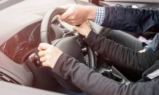 Jakie wsparcie oferuje ośrodek szkolenia kierowców dla osób pracujących?