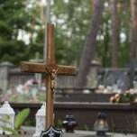 Jakie znaczenie mają elementy sakralne na nagrobkach w kontekście lokalnych zwyczajów?