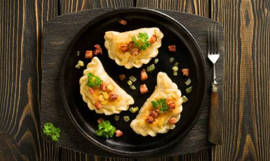 Odkryj różnorodność naszych ręcznie lepionych pierogów