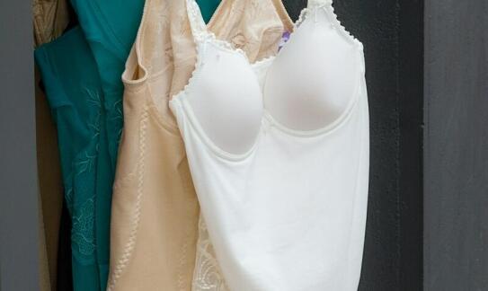 Szerokie ramiączka i solidna konstrukcja – klucz do wygody przy większym biuście.